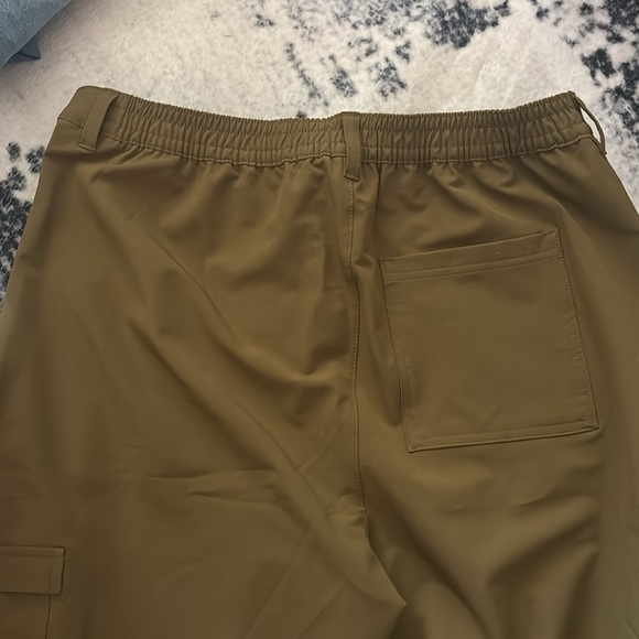 Old Navy High-Waisted All-Seasons StretchTech Cargo Pants - Picture 4 of 5
